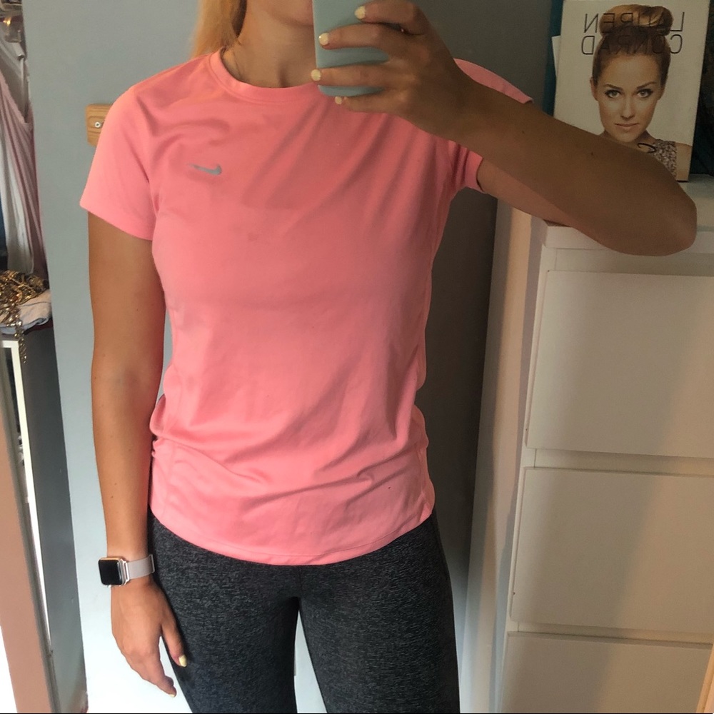2/$15 Nike Workout Pink Short Sleeve Top💕